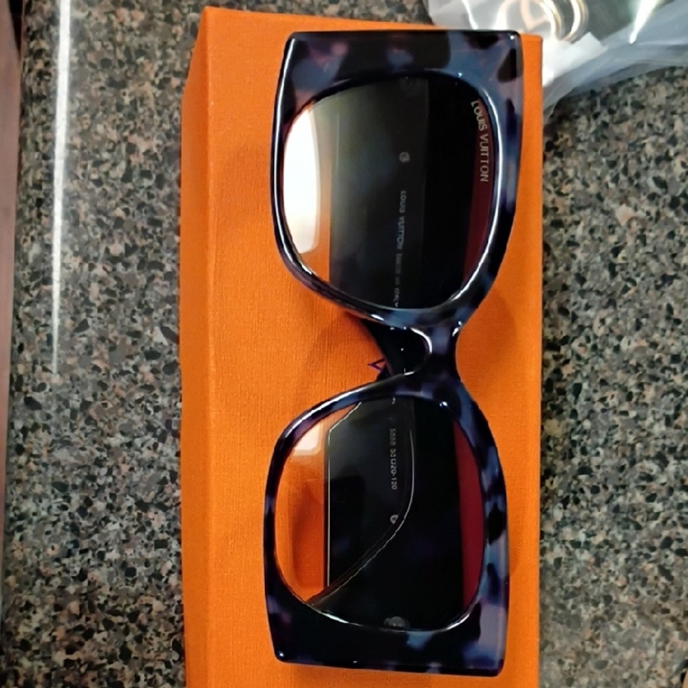 Louis Vuitton Black and Purple Sunglasses Inclusive